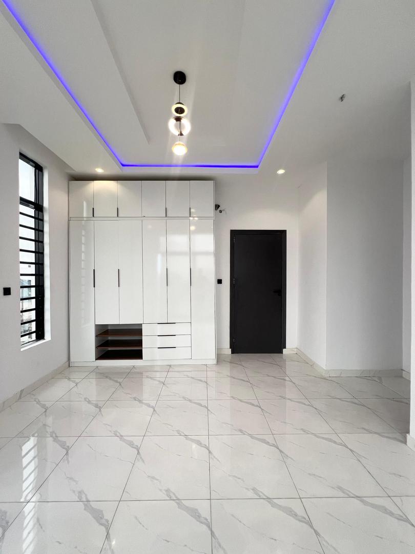 Lekki Luxurious Duplex*    🔑🔑 4Bedrooms Semi-Detached Duplex with Bq for Sale!!