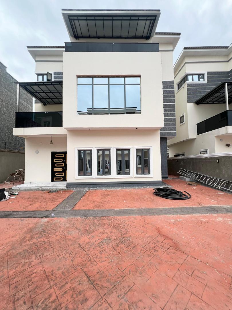 Ikate Lekki-Luxurious Duplex*    🔑🔑 5Bedrooms Fully-Detached Duplex with Bq for Sale!! .   . Location📍: Ikate