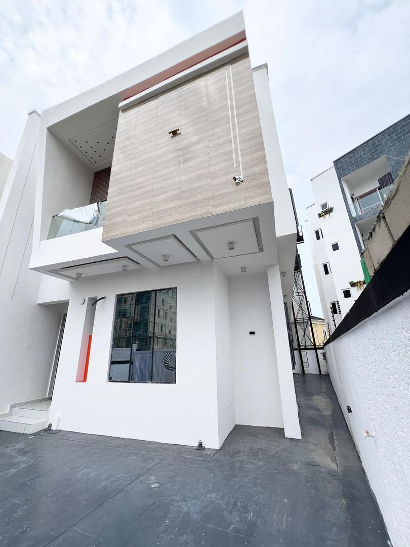 Ikate Lekki- Luxurious Duplex*    🔑🔑 4Bedrooms Semi-Detached Duplex with Bq for Sale!!