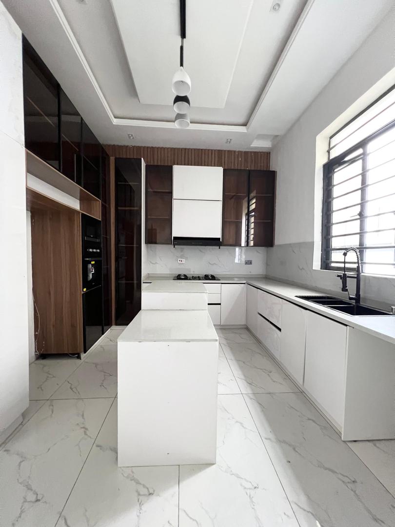 Ikate Lekki- Luxurious Duplex*    🔑🔑 4Bedrooms Semi-Detached Duplex with Bq for Sale!!