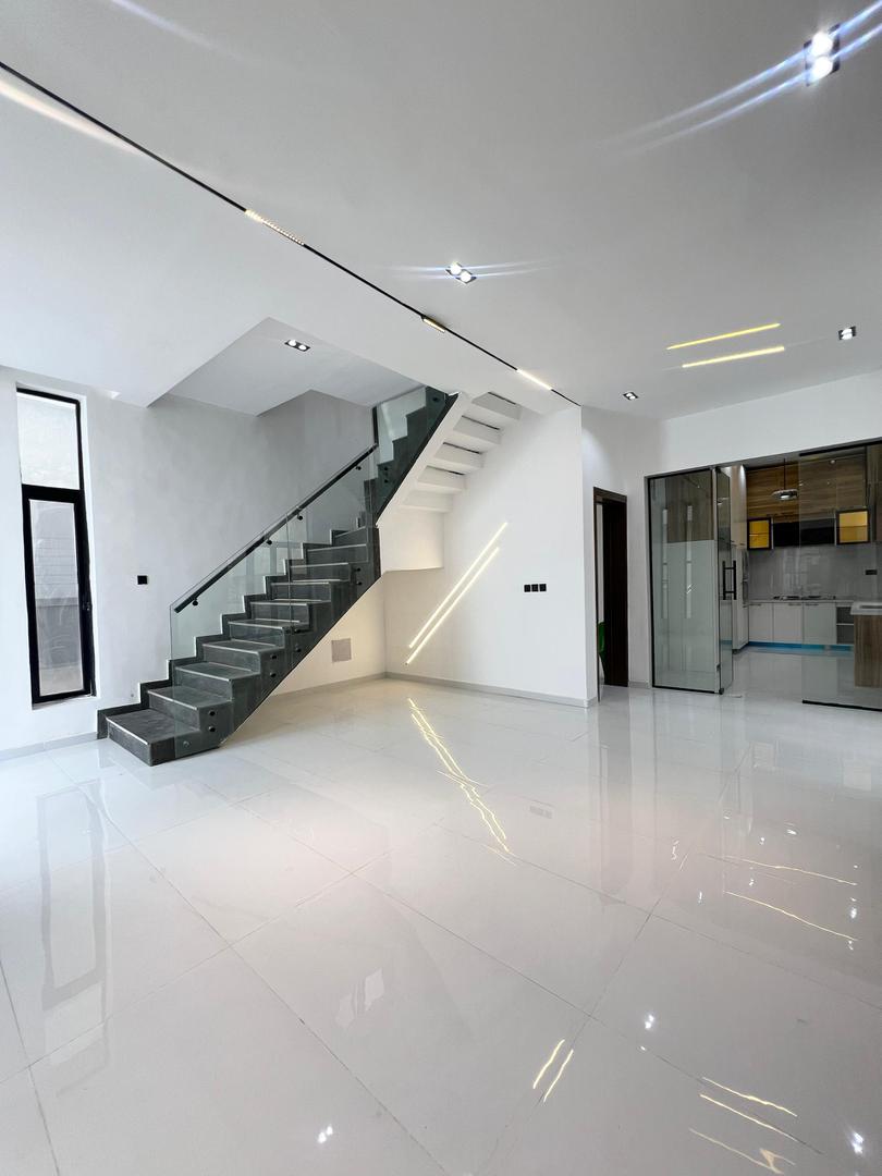 Lekki Luxurious Duplex    🔑🔑 4Bedrooms Fully-Detached Duplex with Bq for Sale