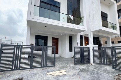 Lekki Luxurious Duplex    🔑🔑 4Bedrooms Semi-Detached Duplex with Bq for Sale!!