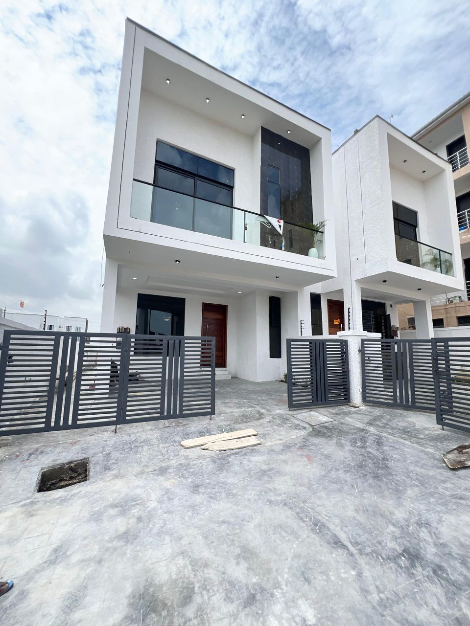 Lekki Luxurious Duplex    🔑🔑 4Bedrooms Semi-Detached Duplex with Bq for Sale!!