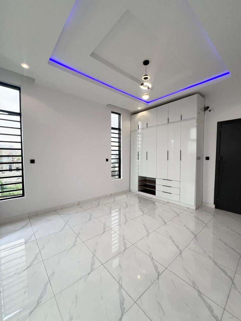 Lekki Luxurious Duplex    🔑🔑 4Bedrooms Semi-Detached Duplex with Bq for Sale!!